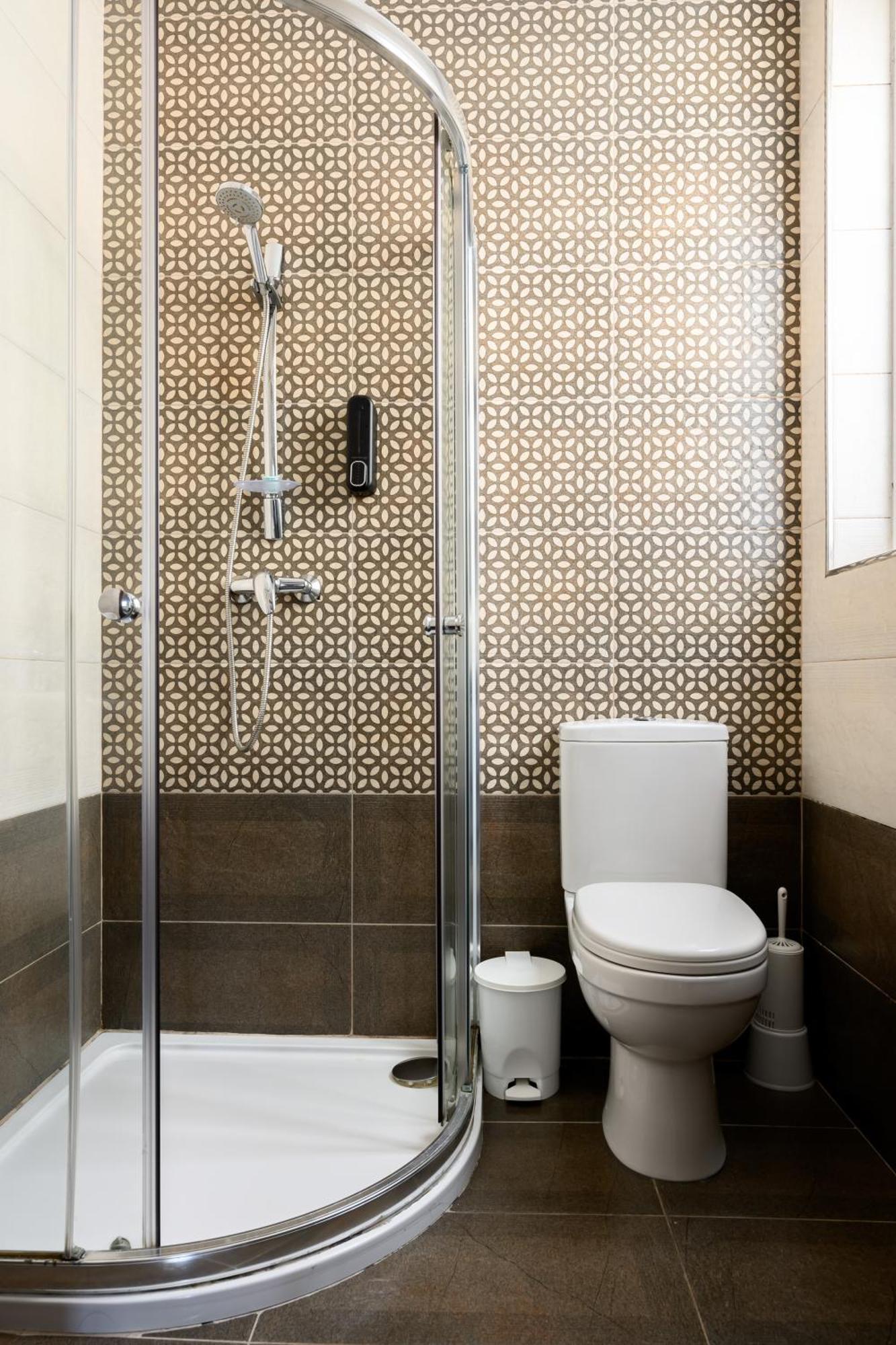 F9 1, Private Double With Private Bathroom In Shared Flat *